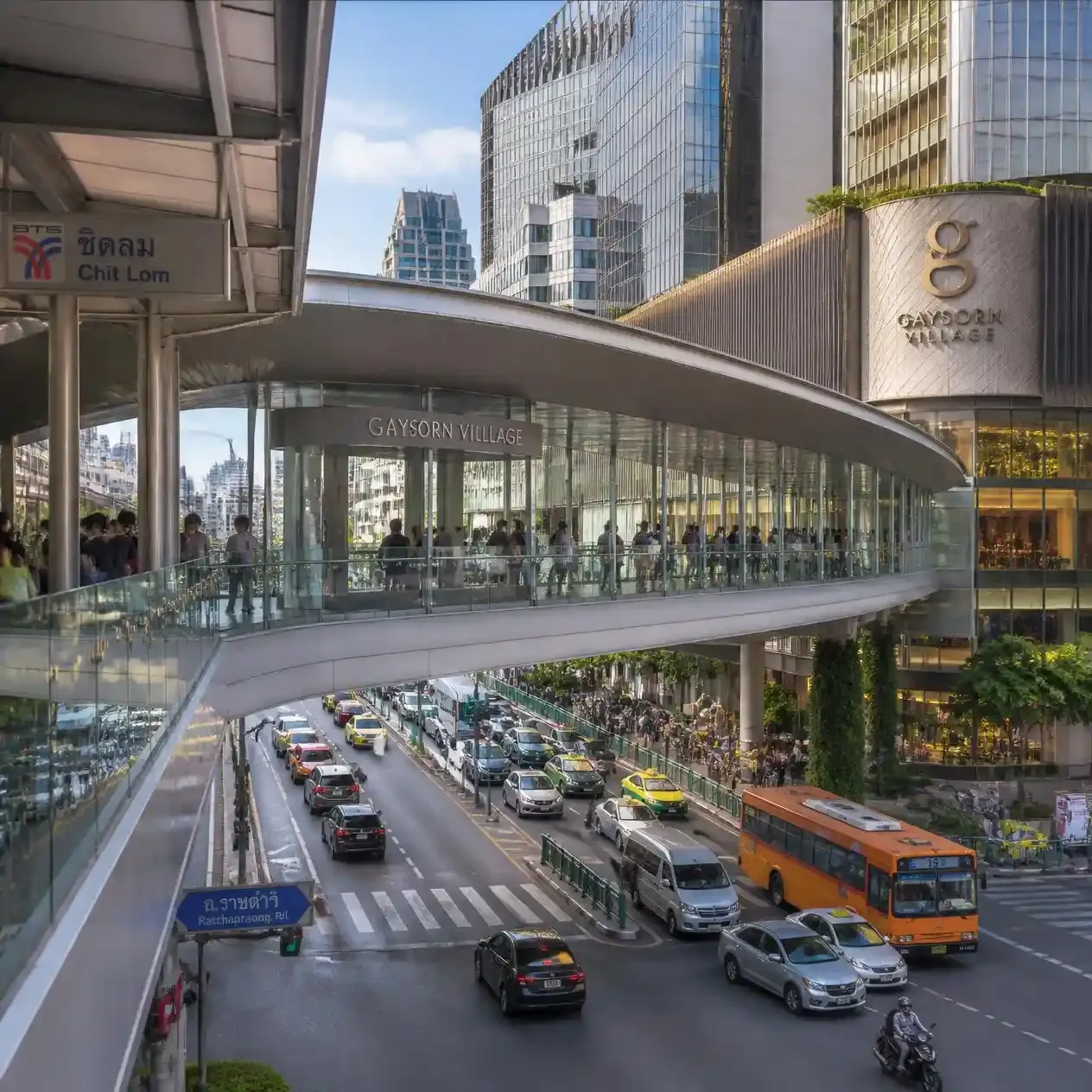 Covered skywalk linking Chit Lom BTS station to Gaysorn Village above the Ratchaprasong intersection in Bangkok